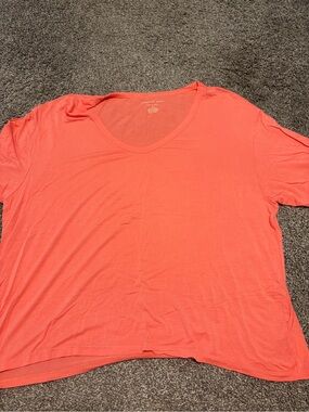 American Eagle Outfitters Coral V-Neck Short Sleeve Tee